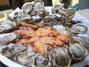 Huitres et crevettes, plateau de fruits de mer Huitres et crevettes, plateau de fruits de mer