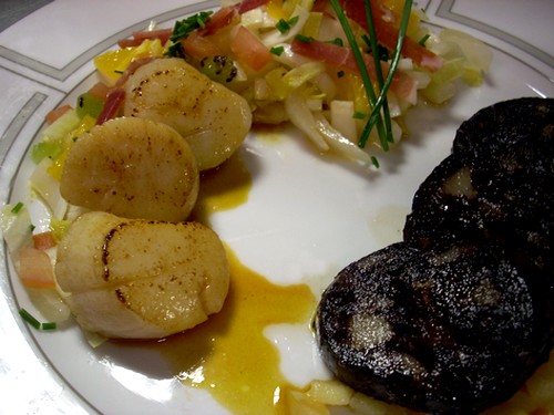 Salade d'endives, St Jacques sautées, Boudin noir Salade d'endives, St Jacques sautées, Boudin noir