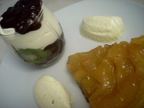 Assiette de desserts, verrine de kiwis, glaces, tarte tatin Assiette de desserts, verrine de kiwis, glaces, tarte tatin